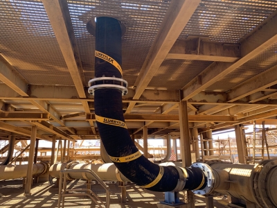 橡膠軟管：石油冶金行業(yè)的"柔性動(dòng)脈"如何征服極端工況？